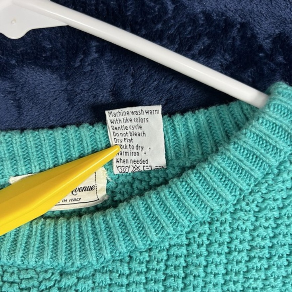 Vintage Saks Fifth Av Teal Sweater Made In Italy XL White Snowflake Pattern - Picture 7 of 15